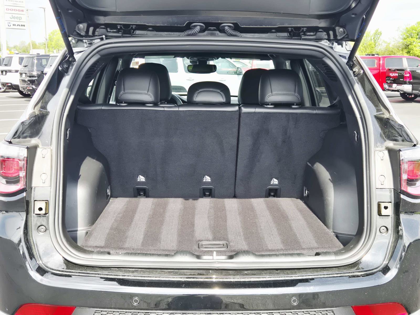 Used 2025 Jeep Compass Limited image 14