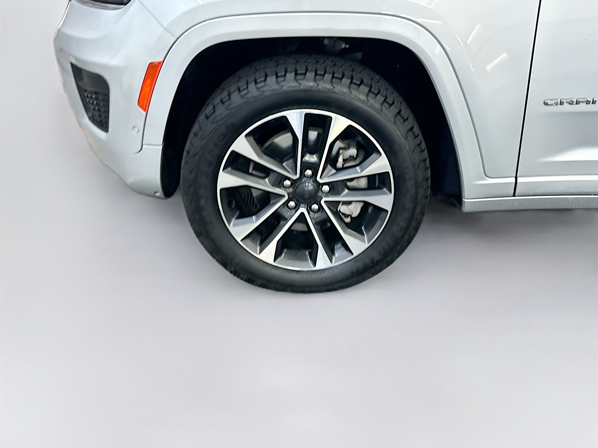 Used 2021 Jeep Grand Cherokee L Overland w/ Advanced Protech Group III AWD/4WD image 11