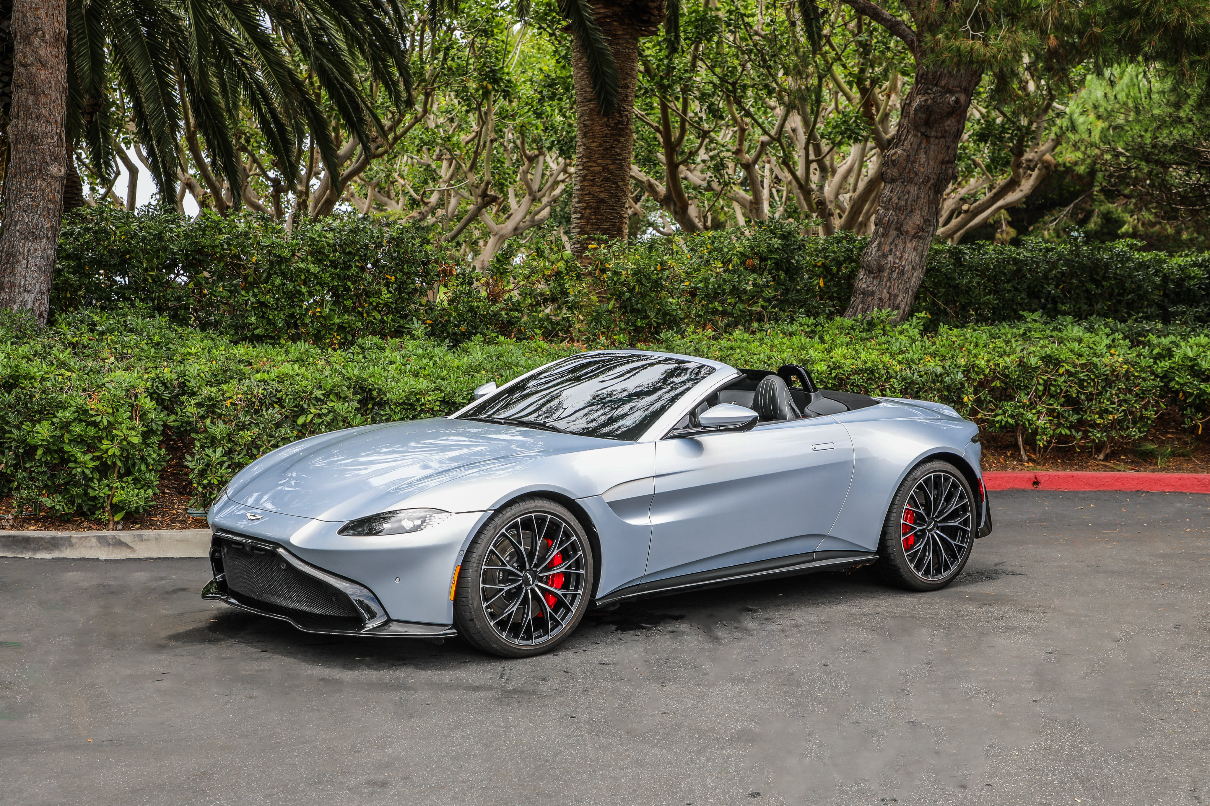 Used 2023 Aston Martin V8 Vantage Roadster RWD image 3