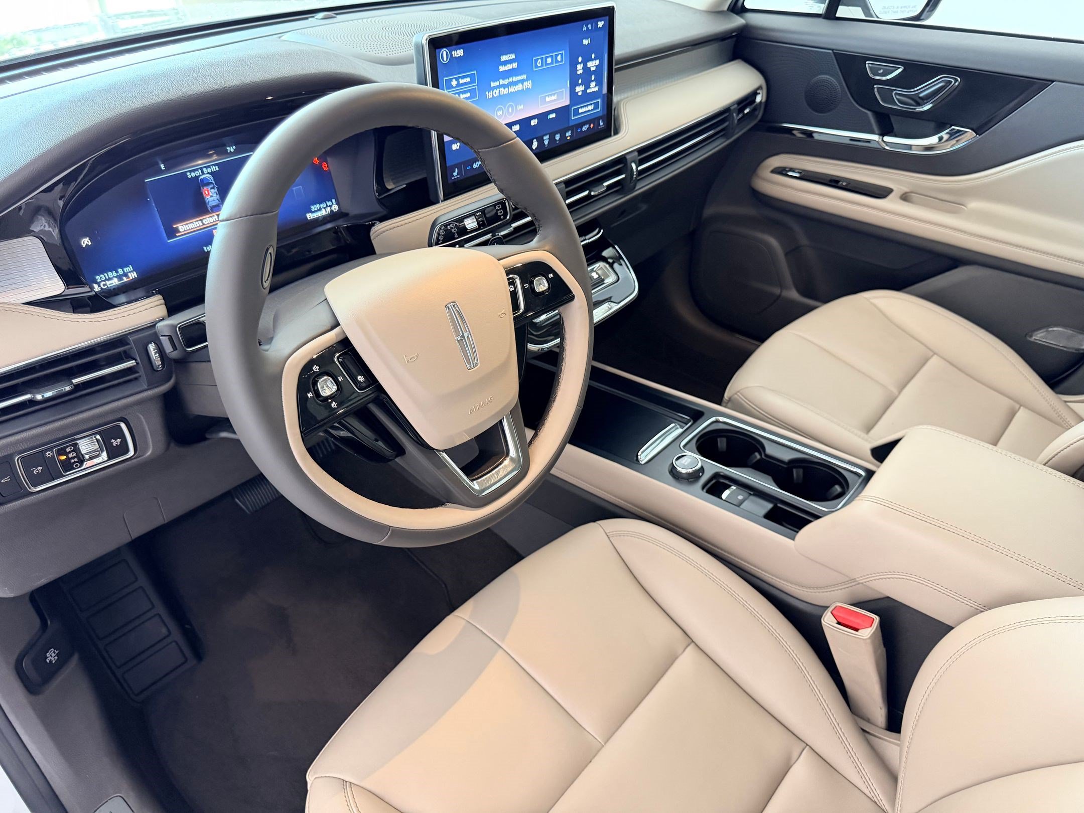 Used 2023 Lincoln Corsair FWD image 3