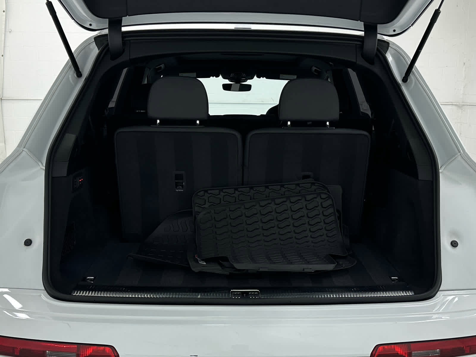 Used 2023 Audi SQ7 Prestige AWD/4WD image 47