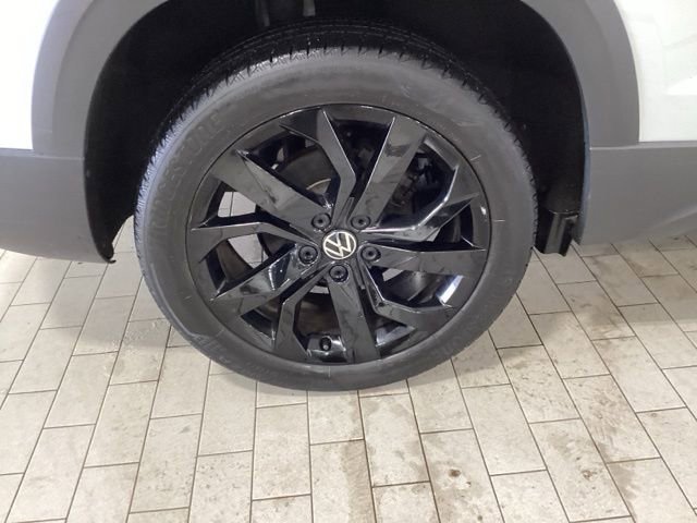 Certified 2023 Volkswagen Taos SE w/ Black Wheel Package image 21
