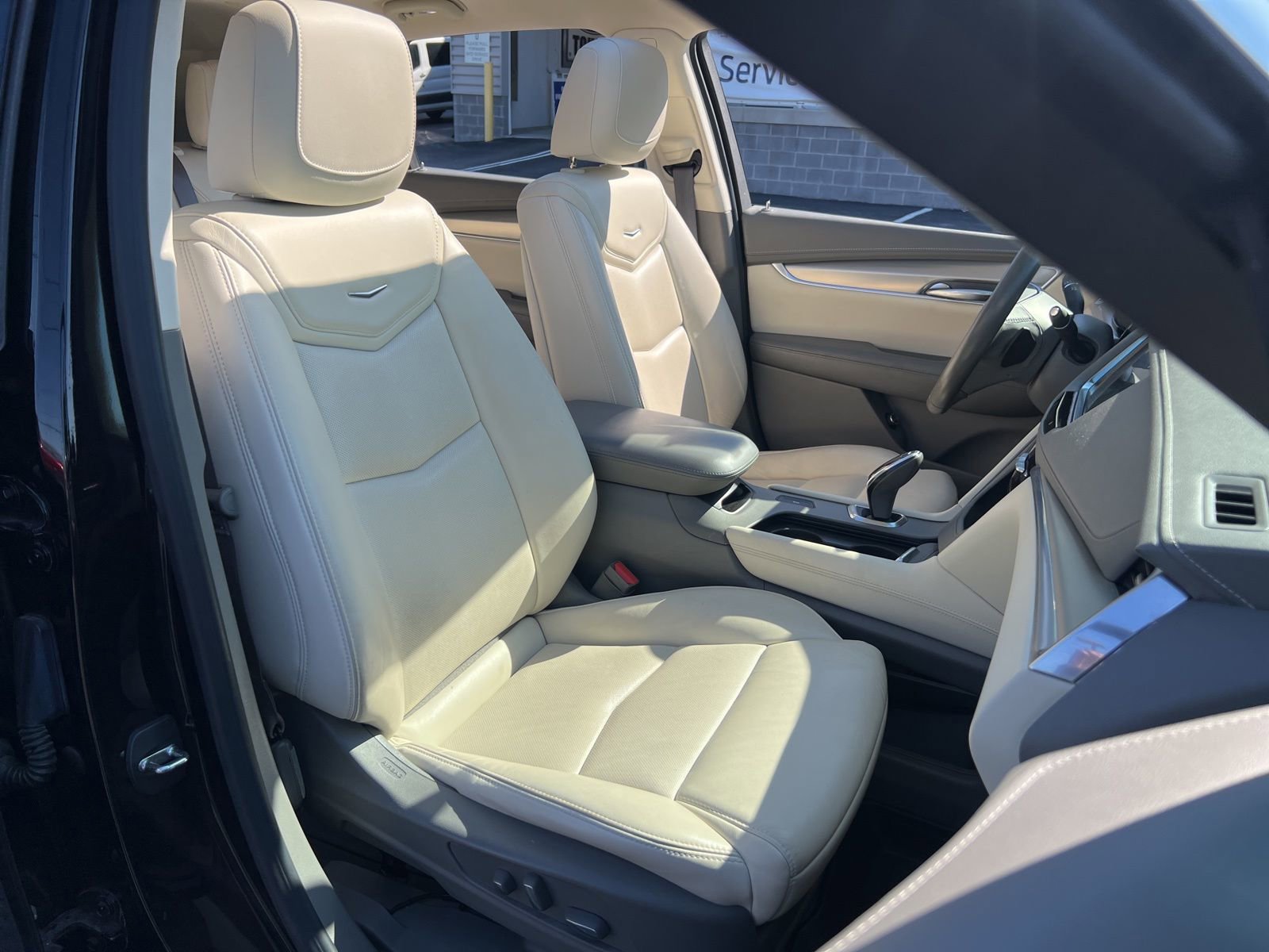 Used 2018 Cadillac XT5 Luxury w/ Driver Awareness Package image 60