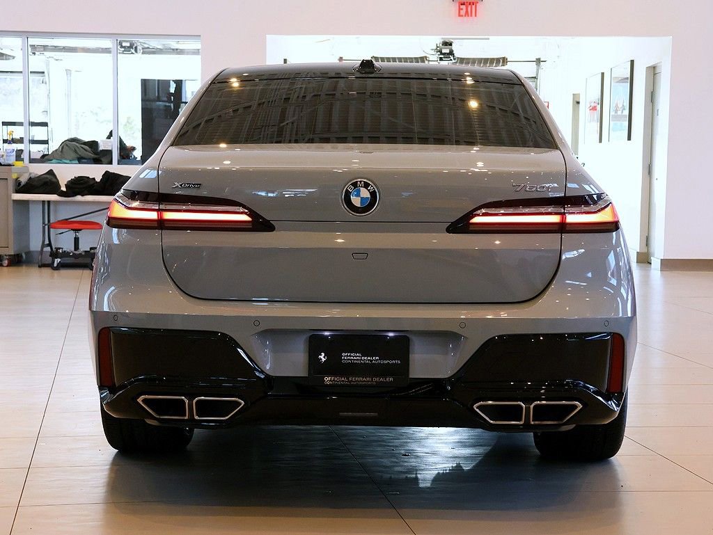 Used 2024 BMW 760i xDrive w/ Premium Package 2 image 25