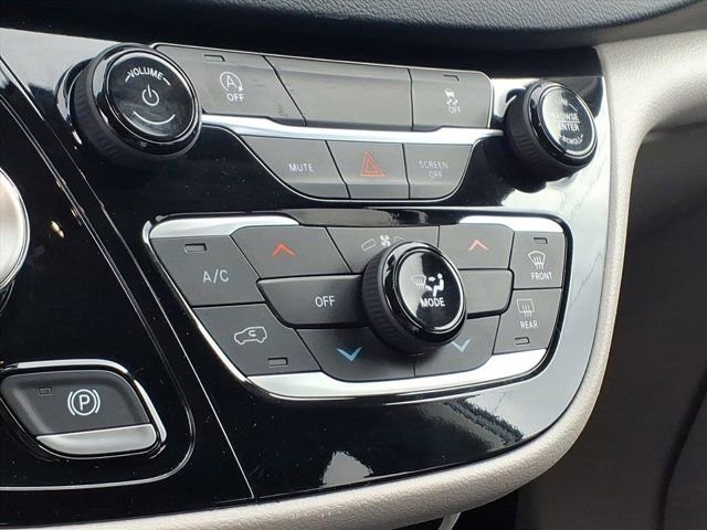 Used 2023 Chrysler Voyager LX image 13