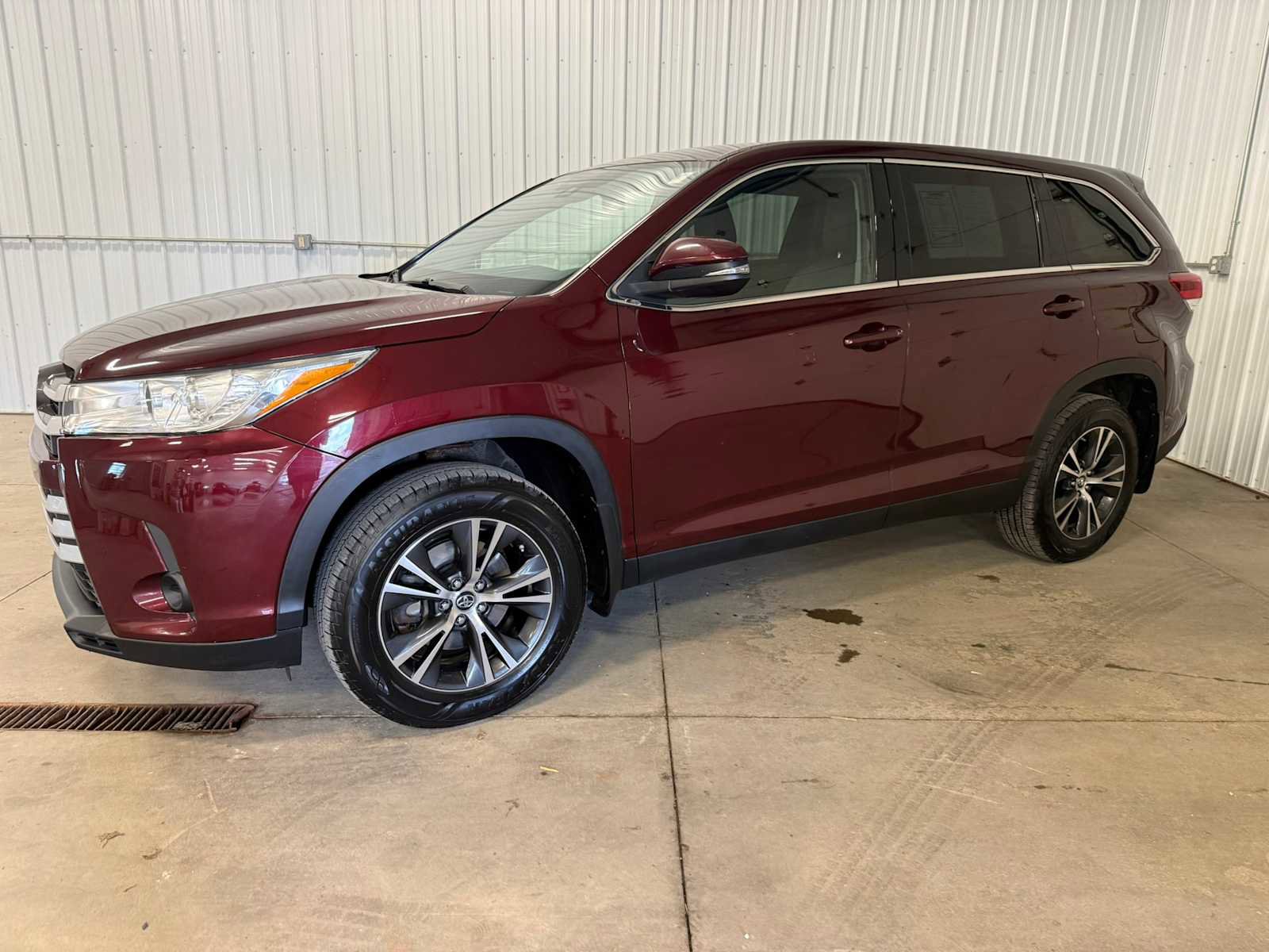 Used 2019 Toyota Highlander LE AWD/4WD image 2