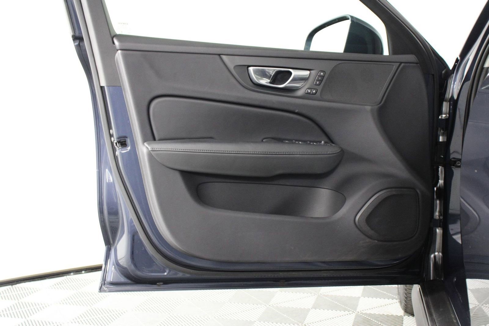 Certified 2025 Volvo V60 B5 Cross Country Plus image 17