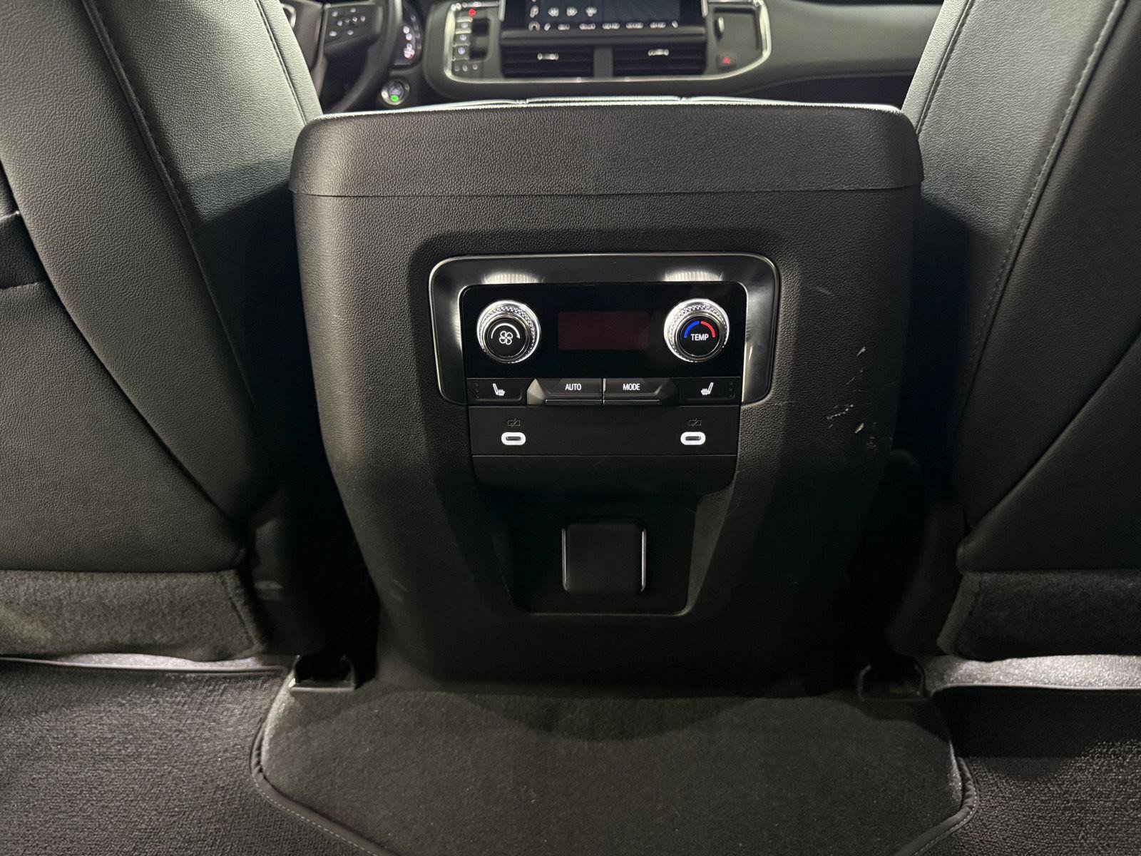 Used 2024 GMC Yukon XL AT4 w/ AT4 Premium Plus Package AWD/4WD image 25
