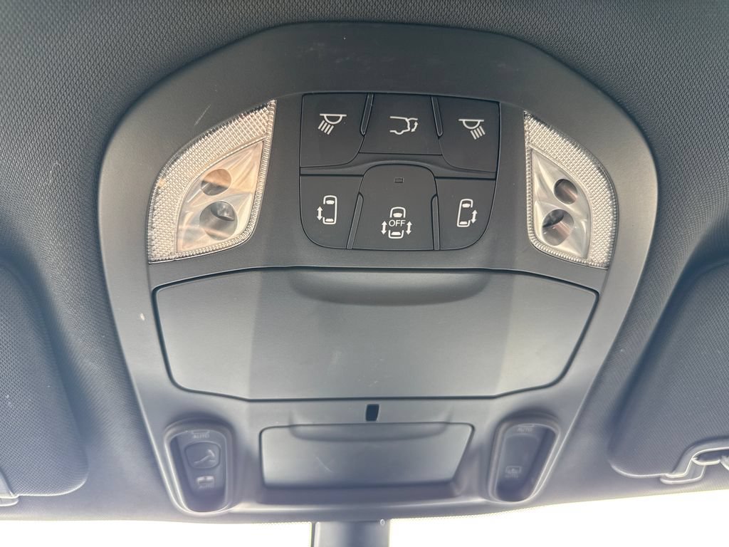 Used 2026 Chrysler Pacifica Limited AWD/4WD image 25
