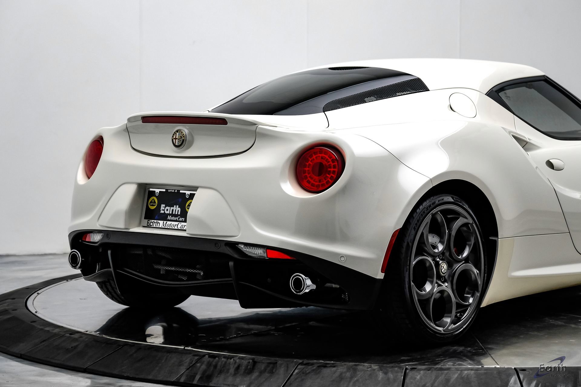Used 2015 Alfa Romeo 4C Coupe w/ Leather Interior Group RWD image 17