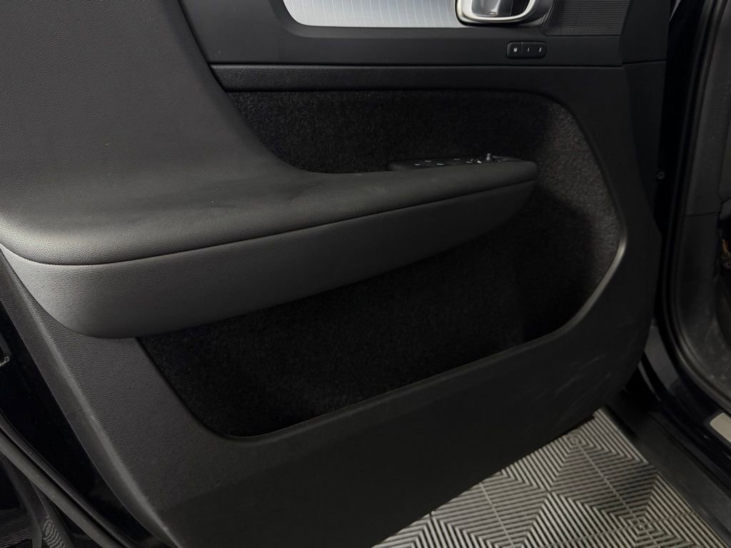 Used 2025 Volvo XC40 B5 Core AWD/4WD image 24