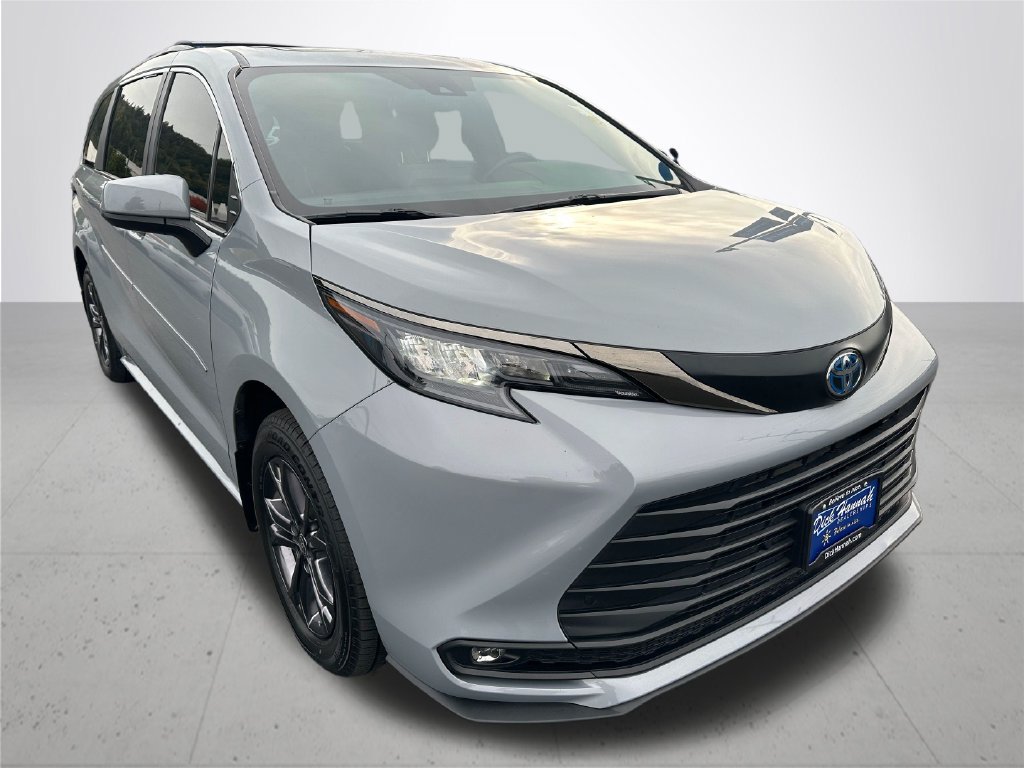 Used 2024 Toyota Sienna XLE Woodland Edition AWD/4WD image 5