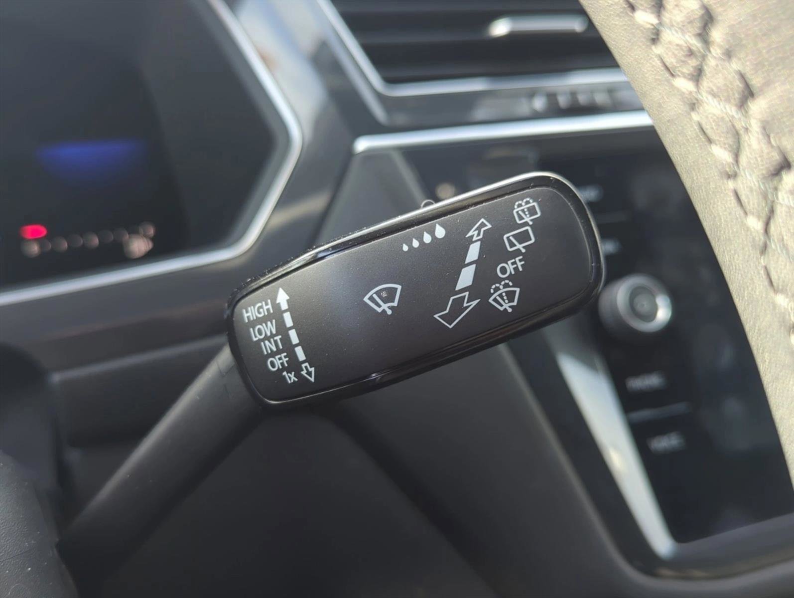 Used 2022 Volkswagen Tiguan SE R-Line FWD image 17