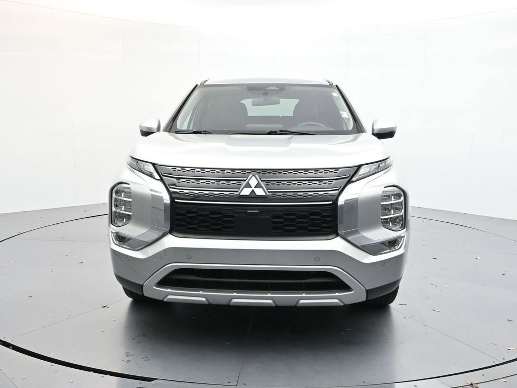 Used 2022 Mitsubishi Outlander SE image 2