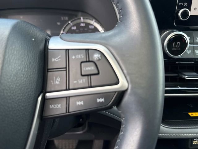 Used 2024 Toyota Highlander XLE FWD image 31