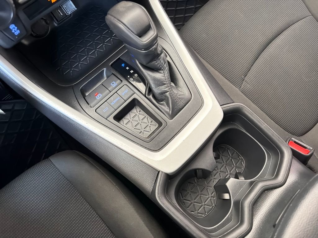 Used 2021 Toyota RAV4 LE image 24