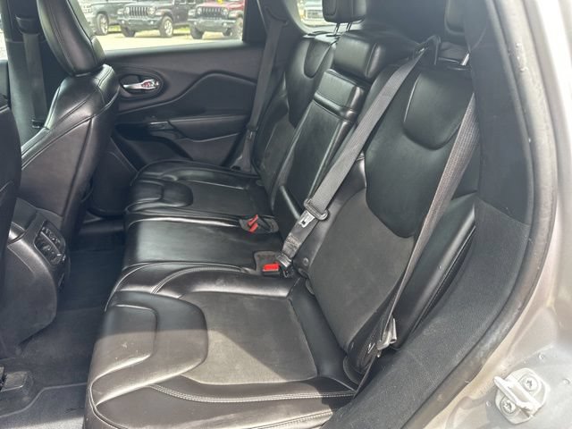 Used 2019 Jeep Cherokee Latitude Plus AWD/4WD image 30