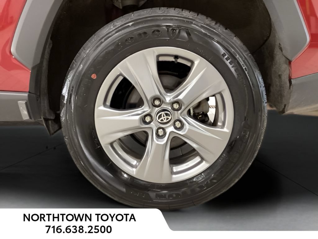 Used 2025 Toyota RAV4 XLE AWD/4WD image 23