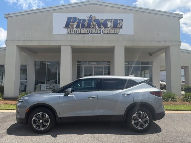 Used 2025 Chevrolet Blazer LT FWD image 2