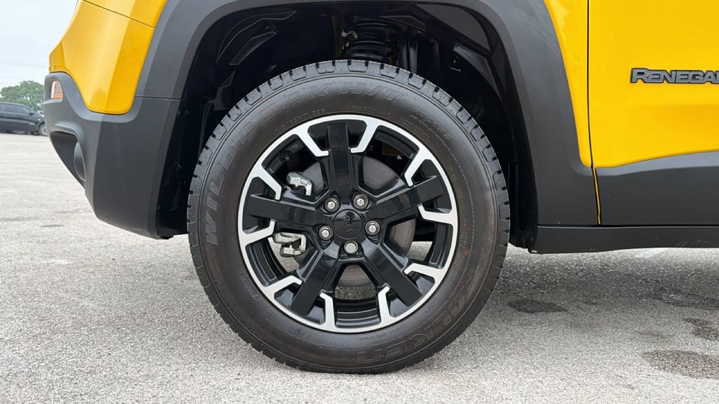 Used 2023 Jeep Renegade Latitude w/ Sun/Sound Group AWD/4WD image 9
