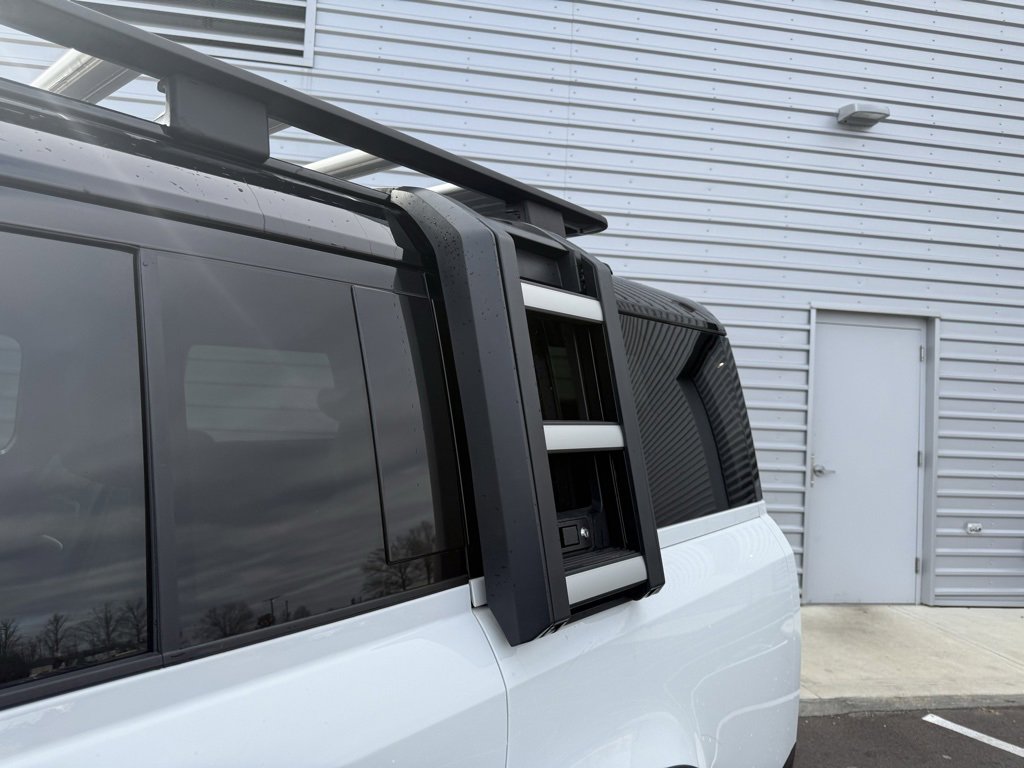 Used 2023 Land Rover Defender 130 X-Dynamic SE image 5