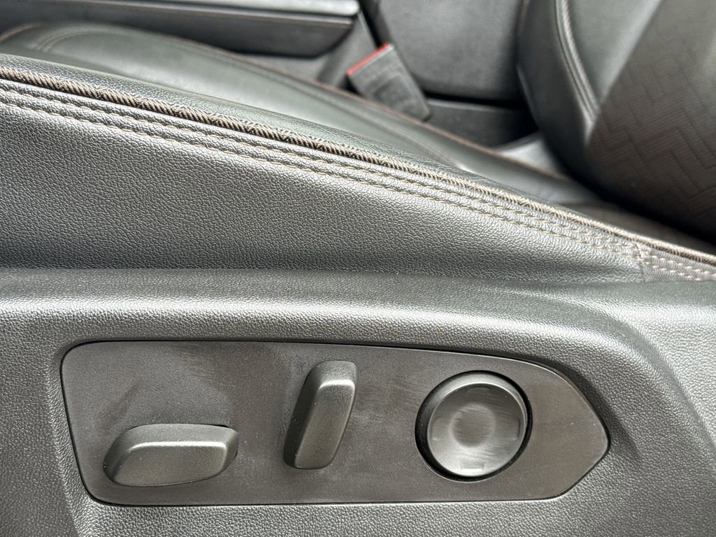 Used 2023 Chevrolet Suburban High Country image 14