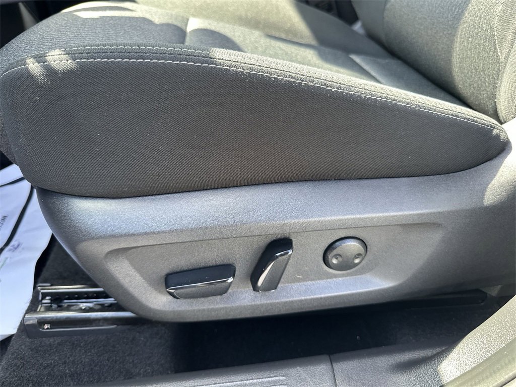 Used 2025 Nissan Rogue SV image 12