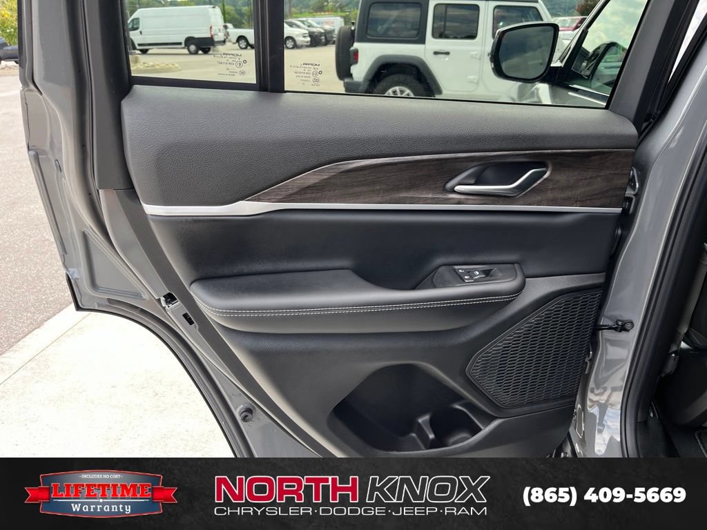 New 2027 Jeep Grand Cherokee Altitude AWD/4WD image 16