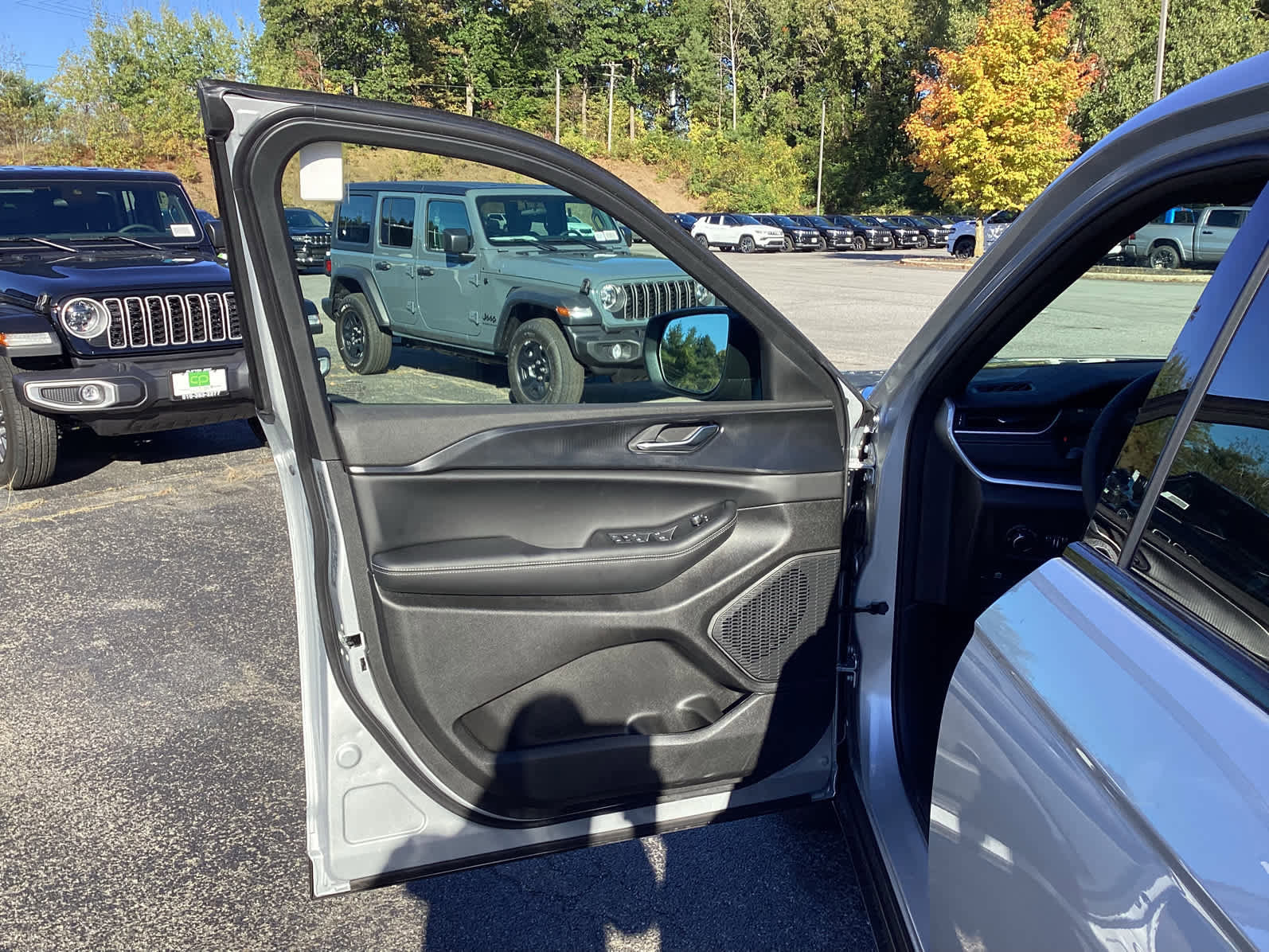 New 2025 Jeep Grand Cherokee Laredo X w/ Luxury Tech Group I image 17