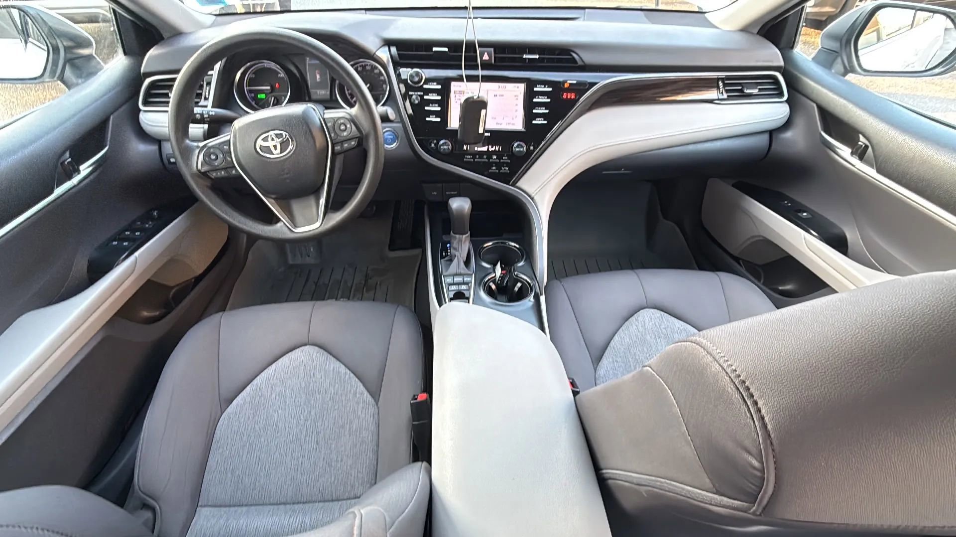 Used 2020 Toyota Camry LE image 28