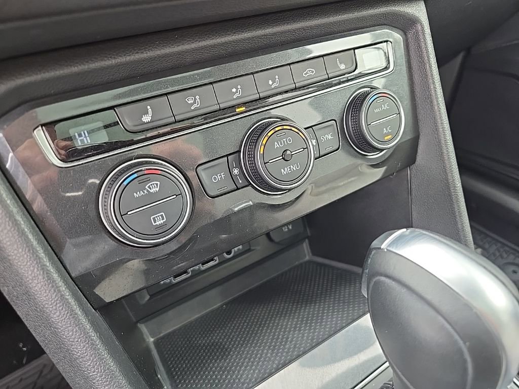 Used 2018 Volkswagen Tiguan SE w/ Panoramic Sunroof Package image 23