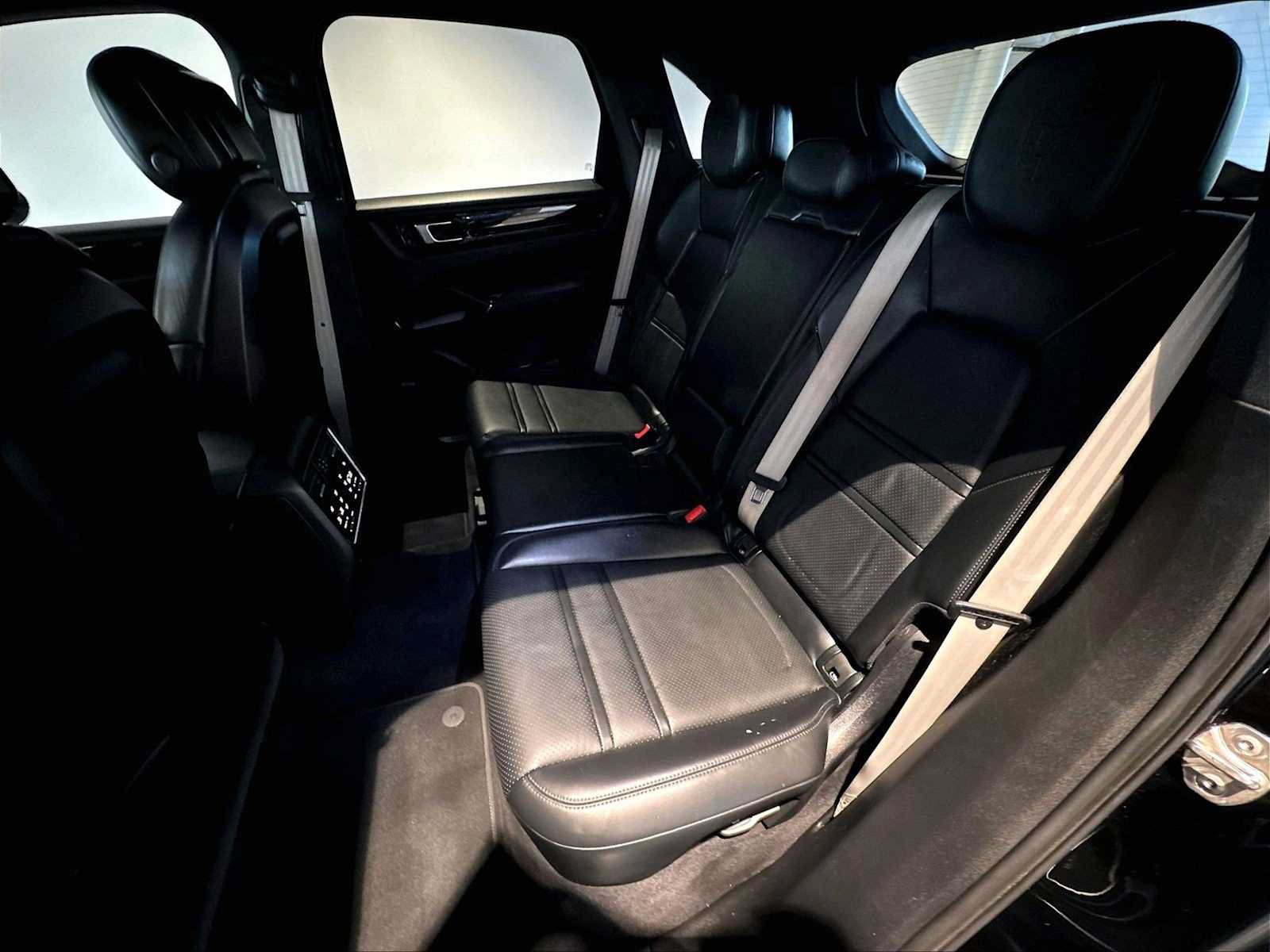 Used 2023 Porsche Cayenne Platinum Edition AWD/4WD image 31