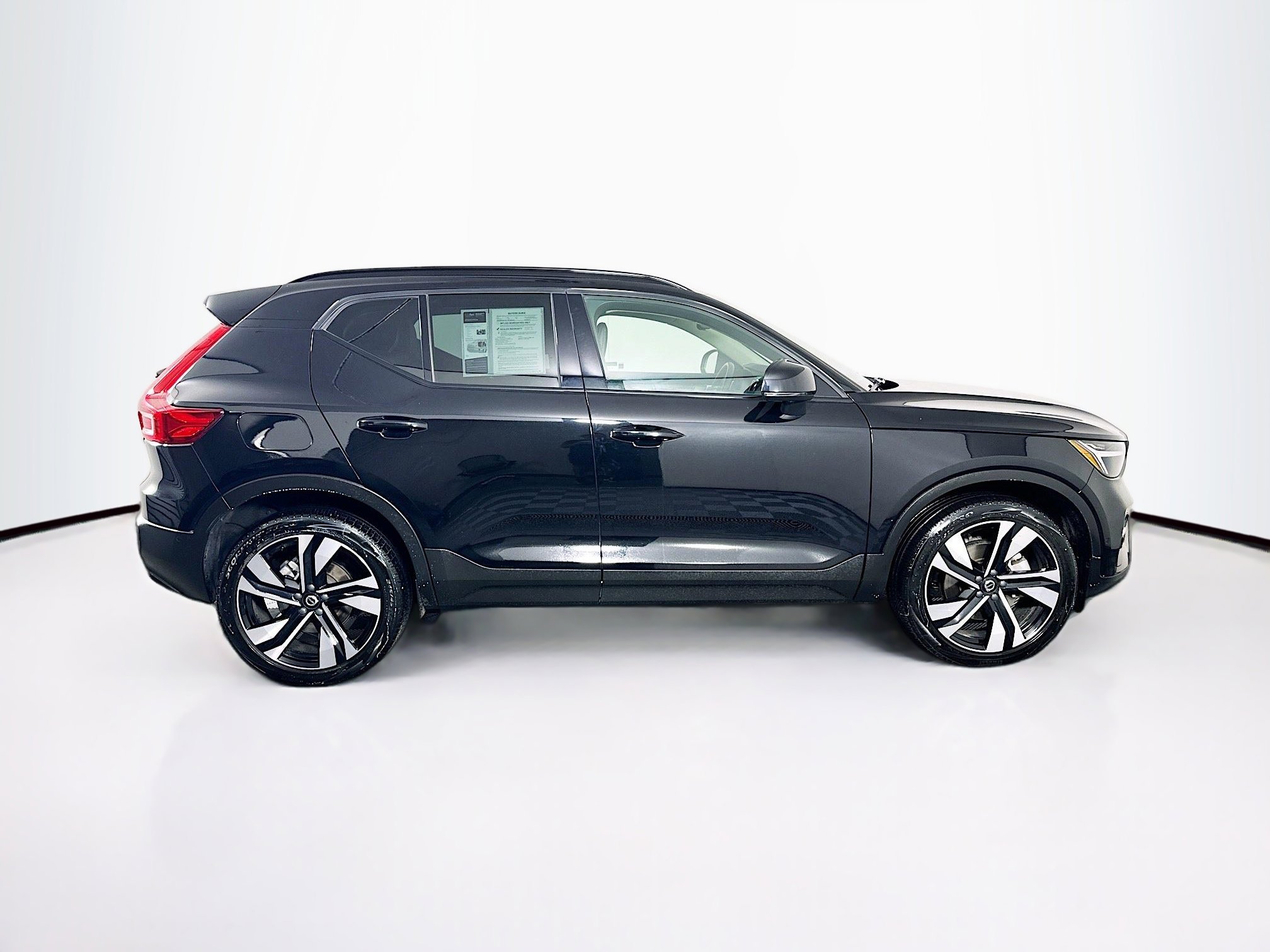 Used 2025 Volvo XC40 B5 Plus image 10