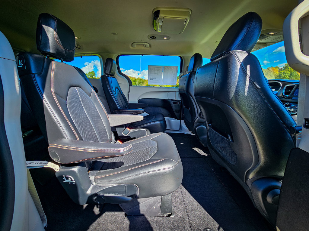 Used 2019 Chrysler Pacifica Touring-L FWD image 39