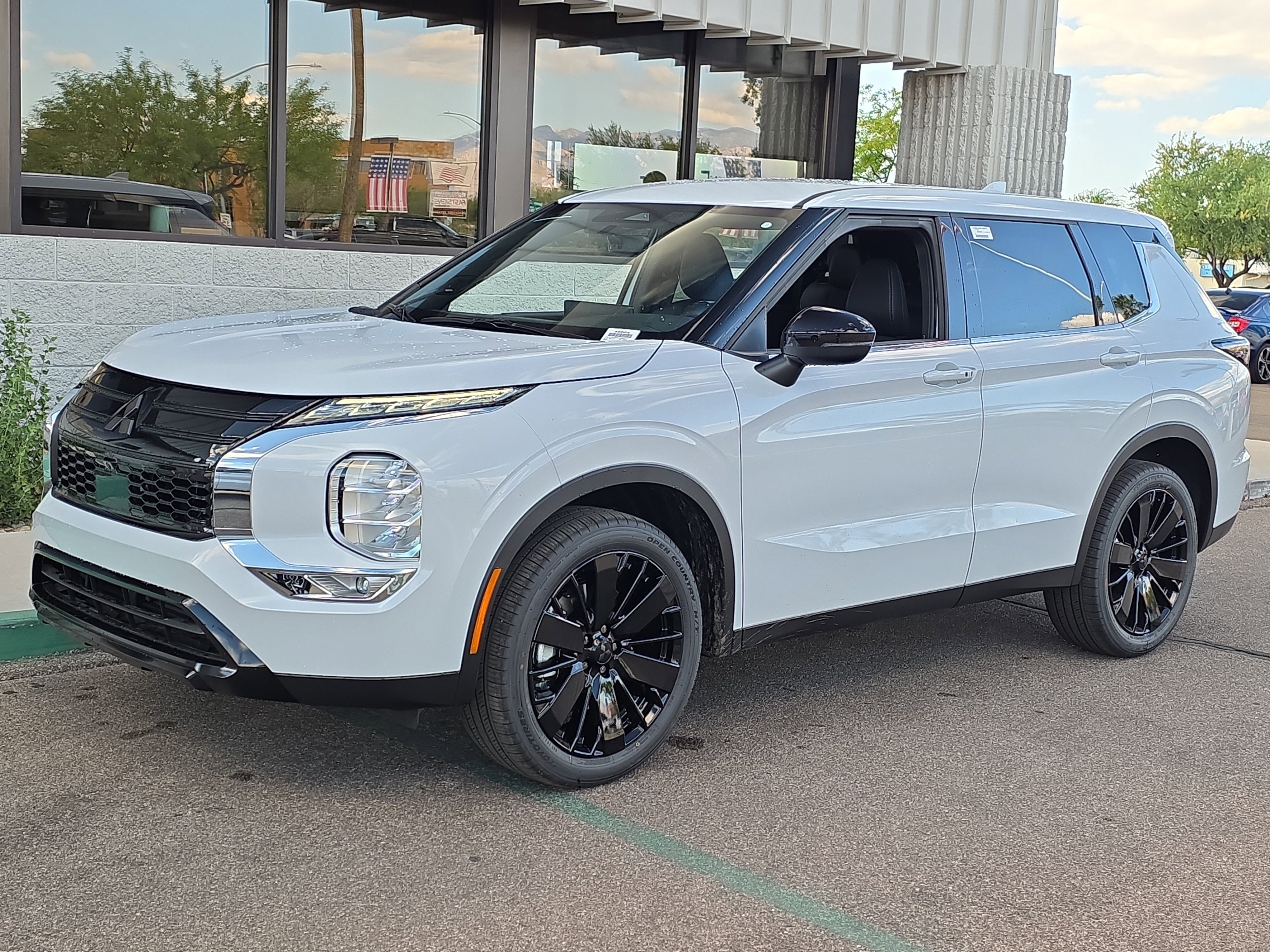 New 2026 Mitsubishi Outlander LE FWD image 3