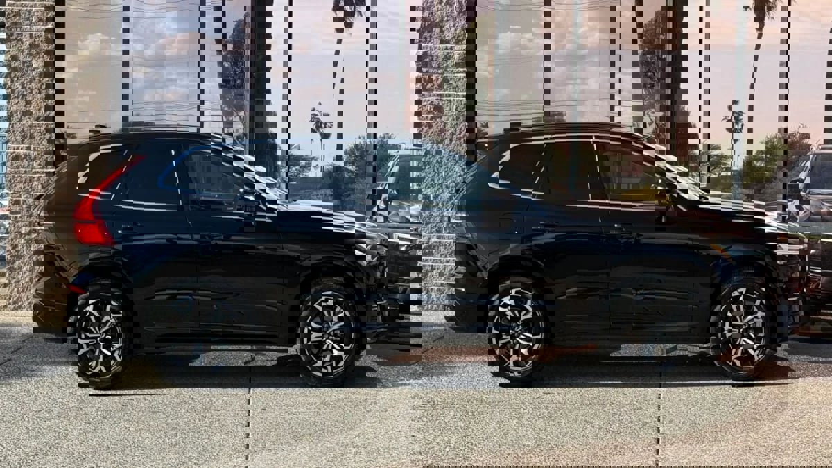 Used 2022 Volvo XC60 B5 Momentum image 14