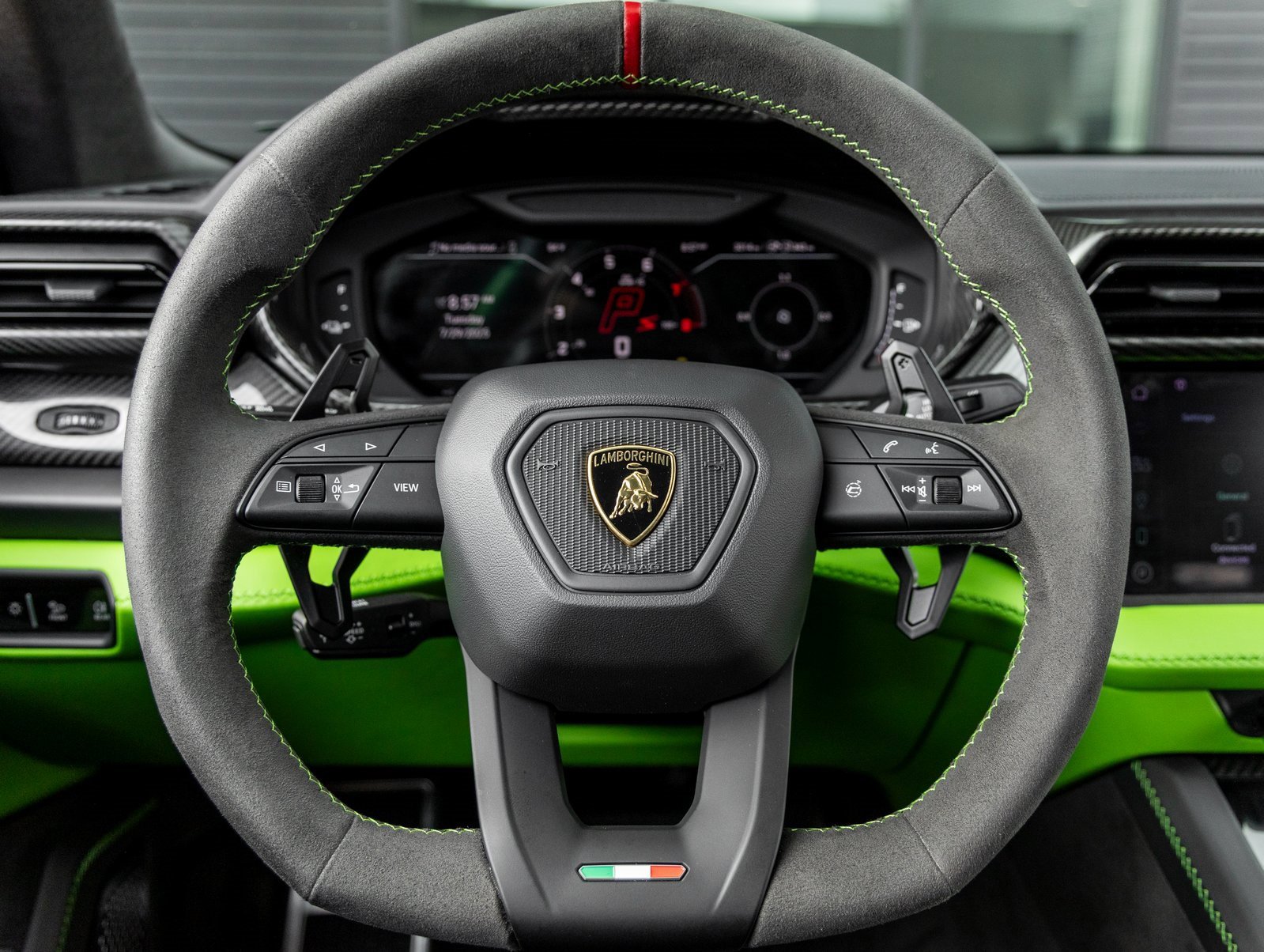 Used 2025 Lamborghini Urus SE image 30