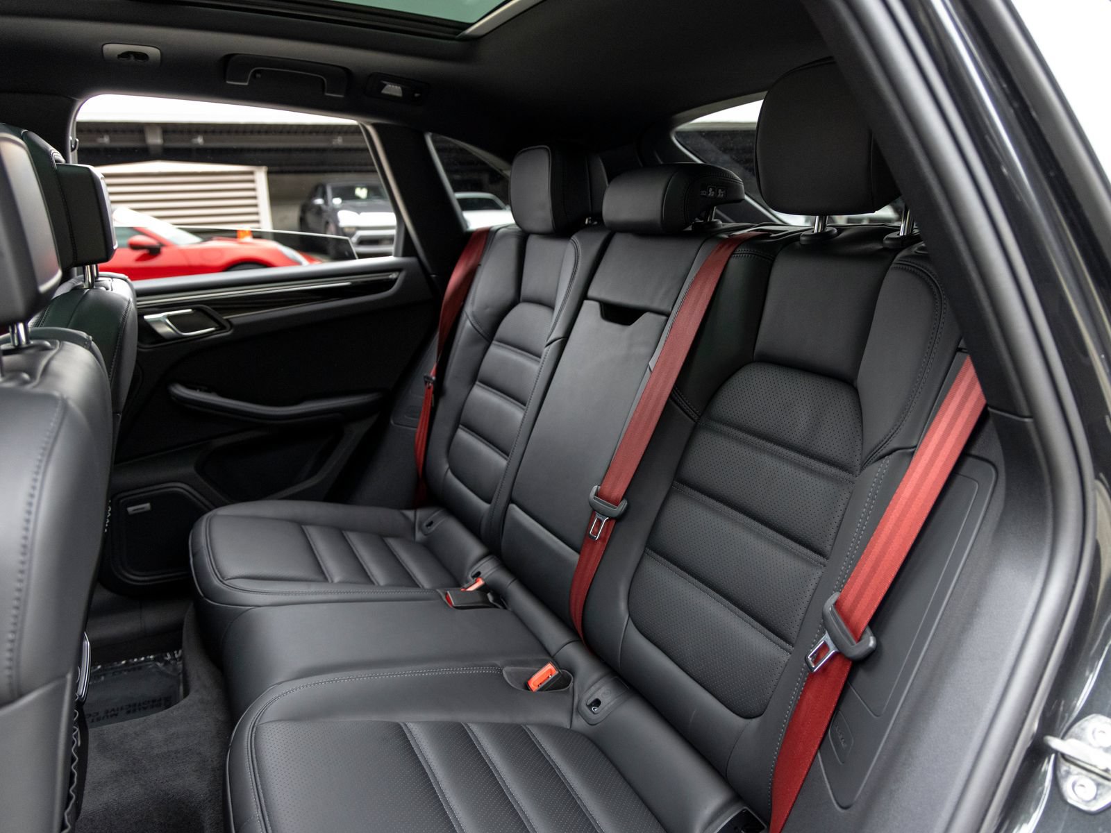 Certified 2022 Porsche Macan AWD/4WD image 46