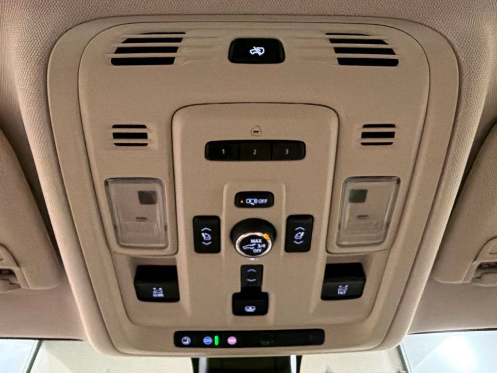Used 2022 GMC Yukon XL Denali w/ Denali Premium Package AWD/4WD image 25