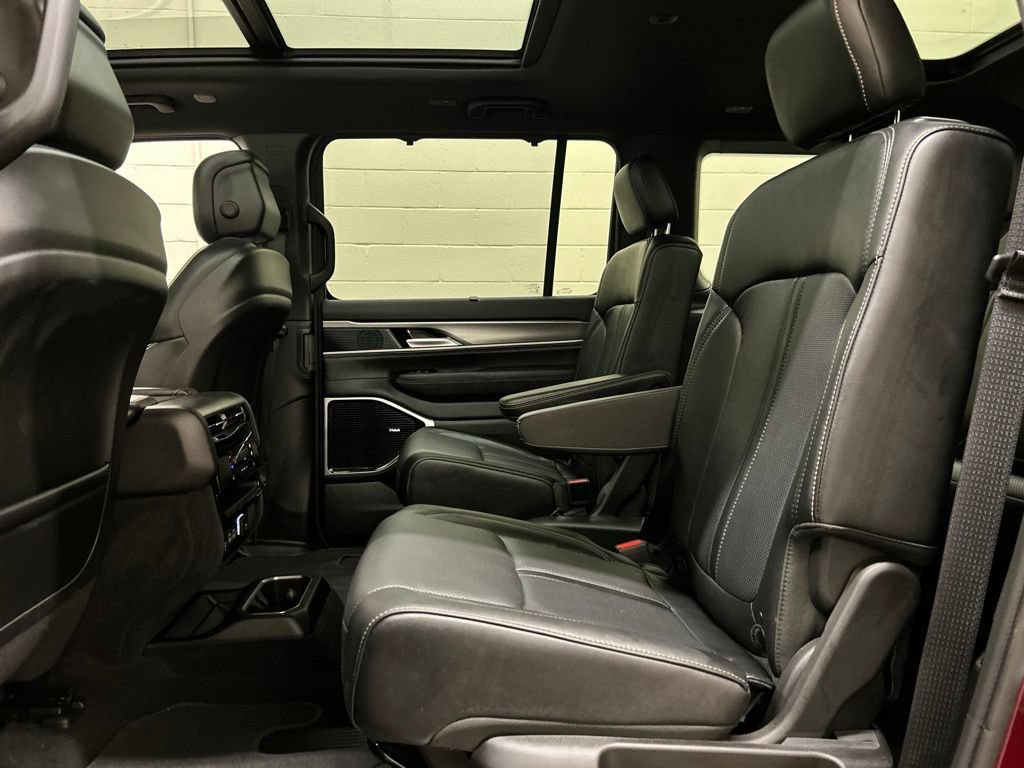 Used 2025 Jeep Wagoneer Series III w/ Premium Group I AWD/4WD image 8