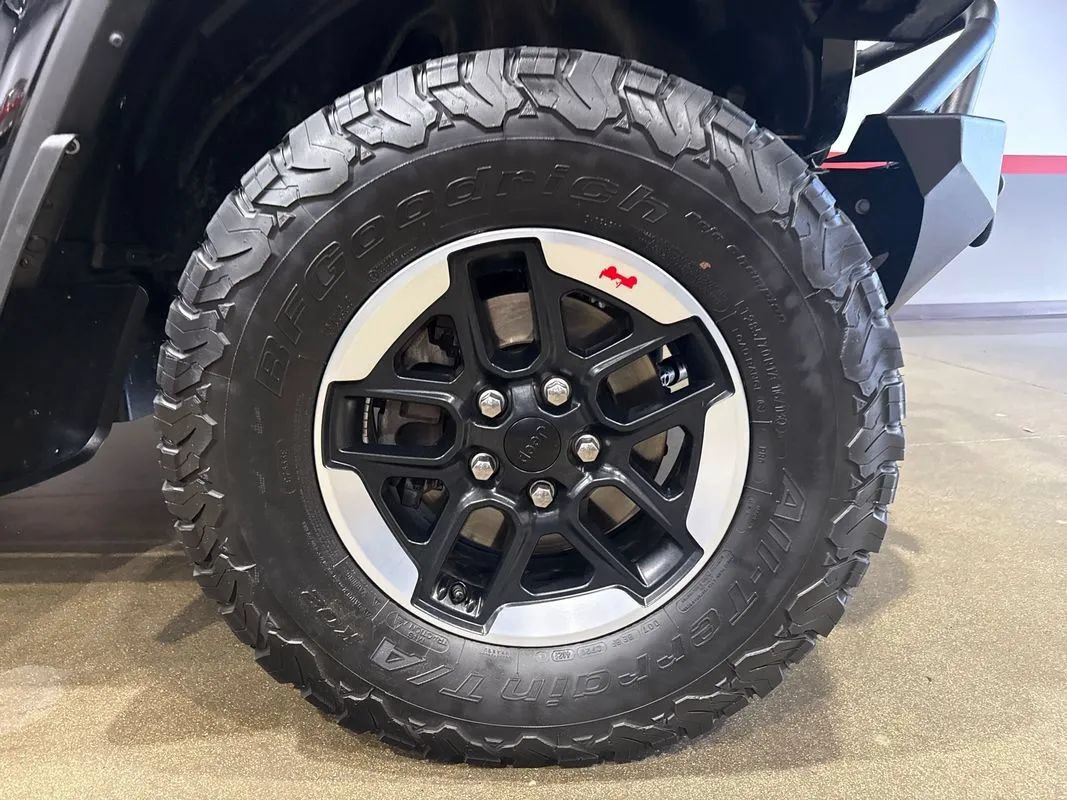 Used 2023 Jeep Gladiator Overland w/ Cold Weather Group AWD/4WD image 35