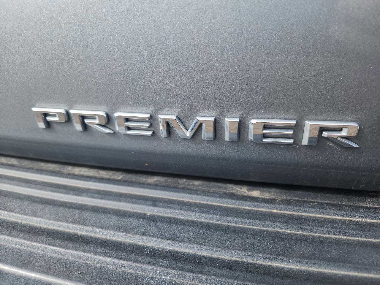 Used 2023 Chevrolet Suburban Premier image 23