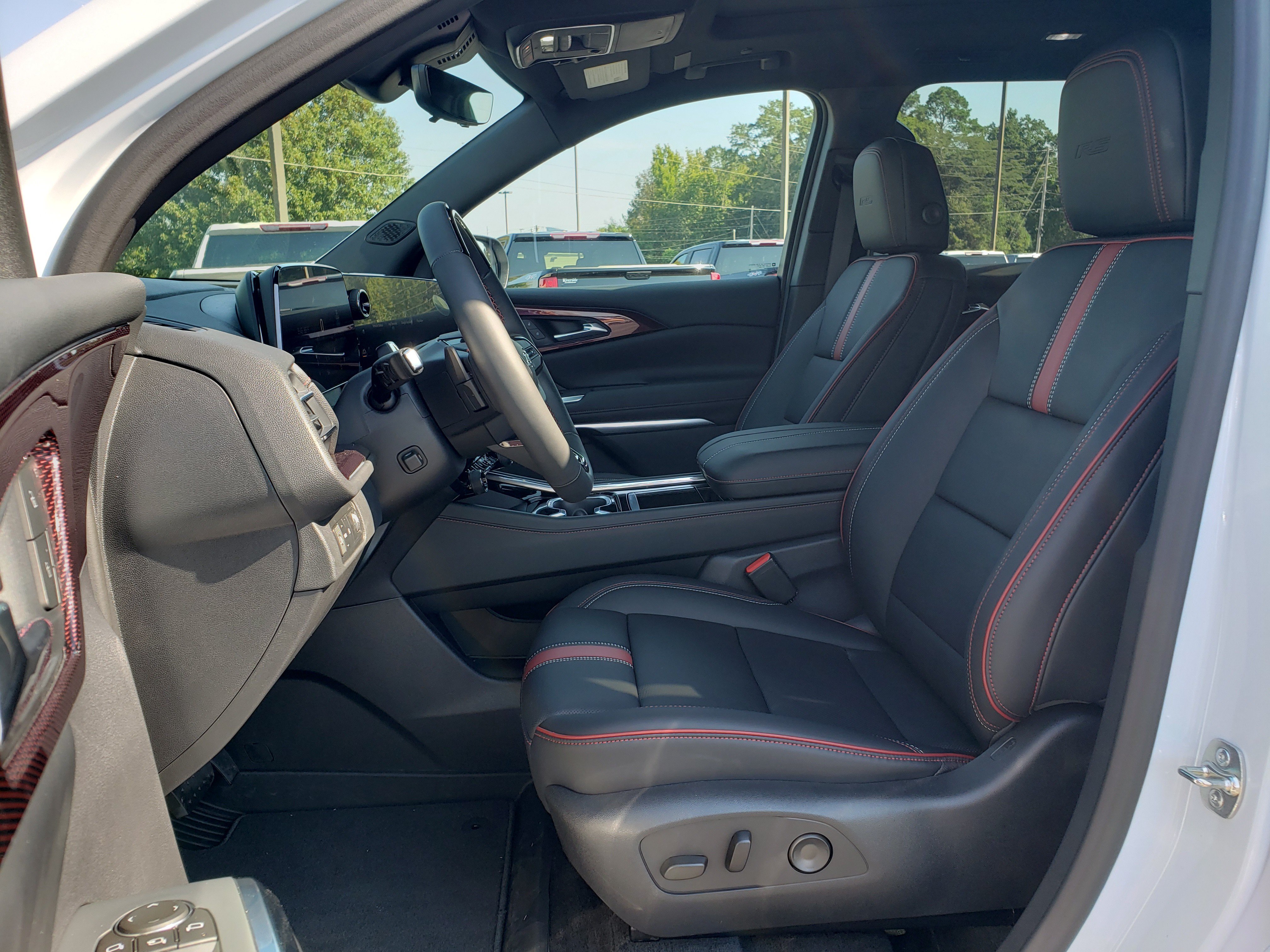 New 2027 Chevrolet Traverse RS w/ LPO, Floor Liner Package FWD image 30