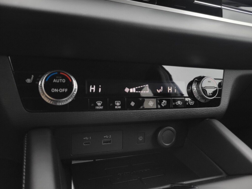 New 2025 Mitsubishi Outlander SE image 21