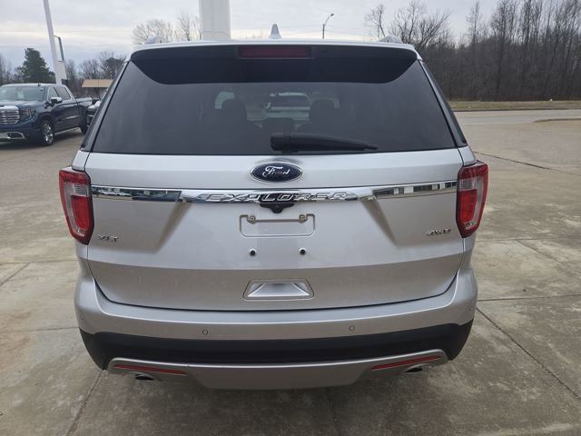 Used 2017 Ford Explorer XLT image 4