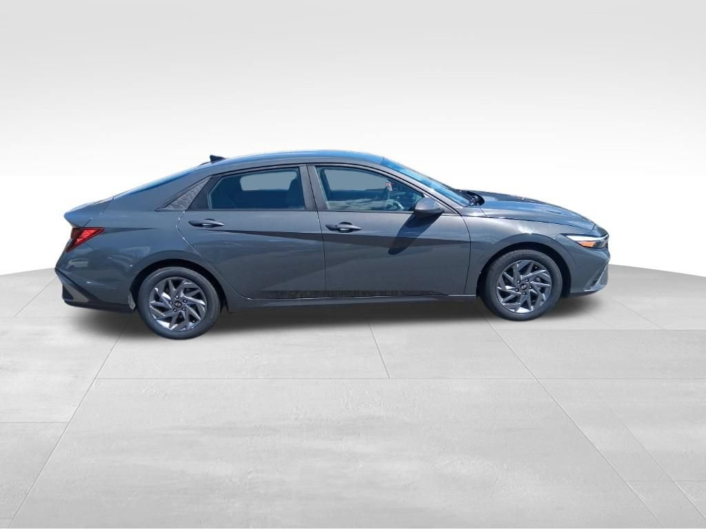 Used 2024 Hyundai Elantra SEL FWD image 4