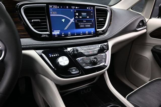 Certified 2024 Chrysler Pacifica Limited FWD image 46