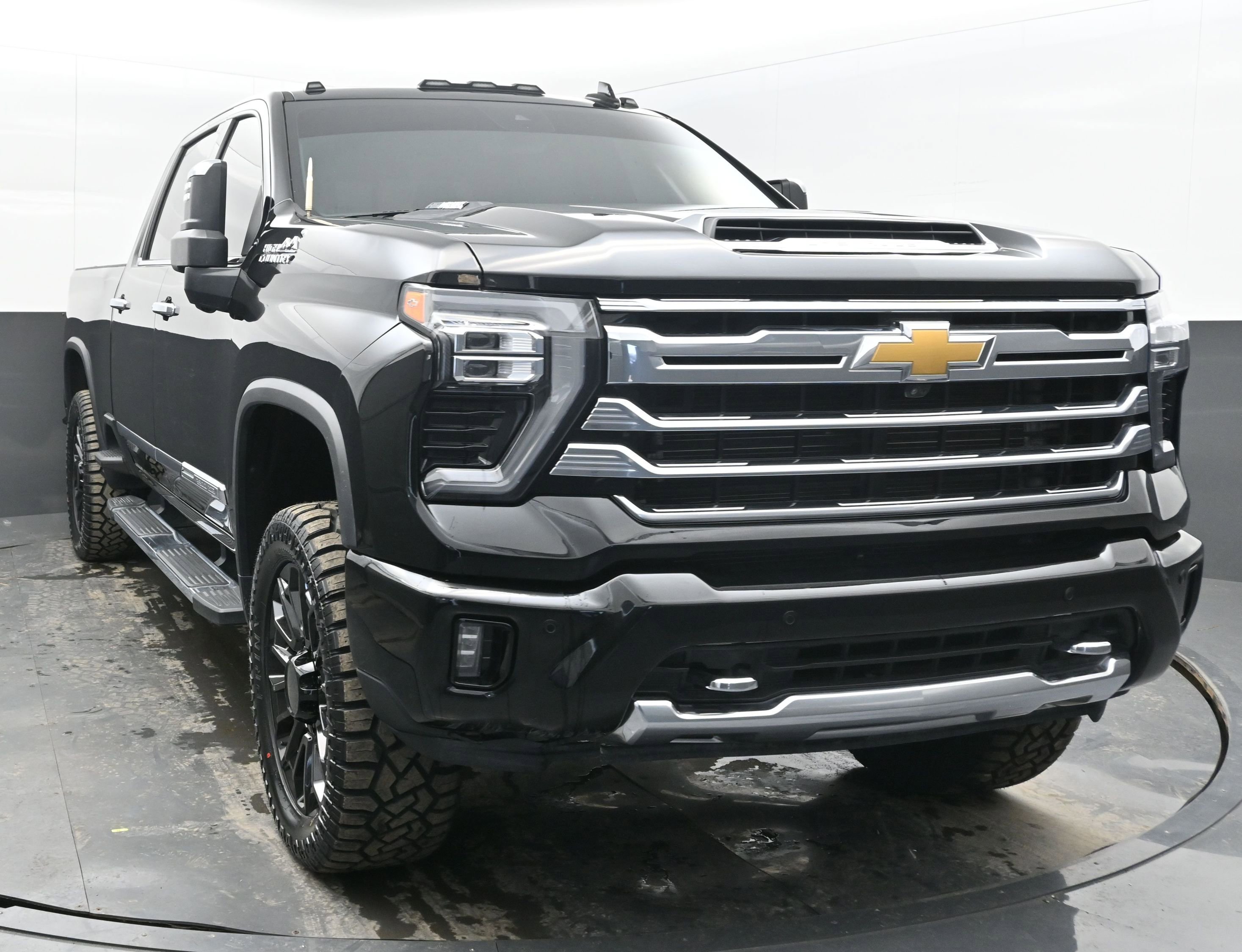 Used 2024 Chevrolet Silverado 2500 High Country w/ Technology Package image 3