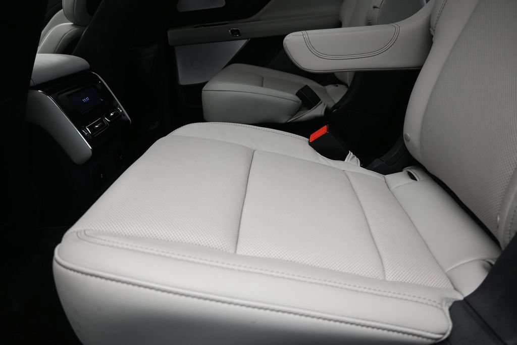 Used 2025 Lincoln Aviator Reserve w/ Luxury Package RWD image 16