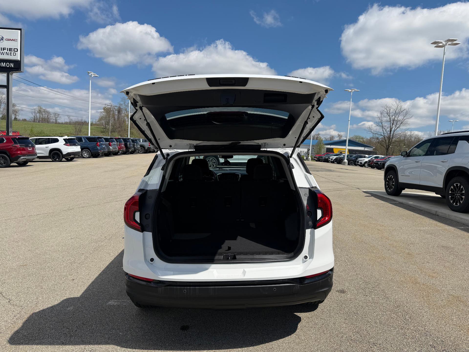 Used 2023 GMC Terrain SLE w/ Driver Convenience Package image 12